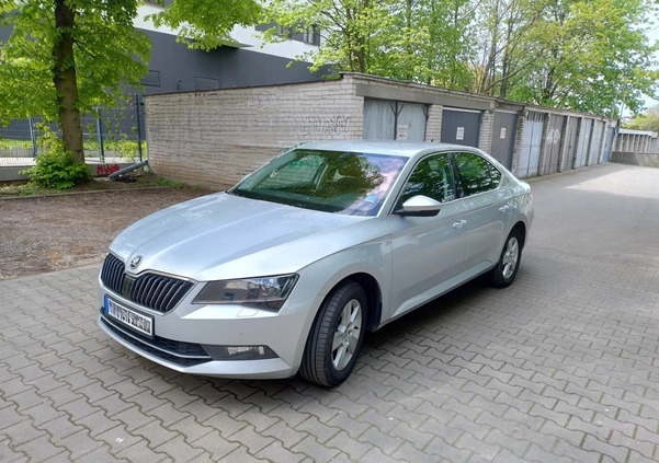 Skoda Superb cena 64000 przebieg: 186000, rok produkcji 2016 z Warszawa małe 106
